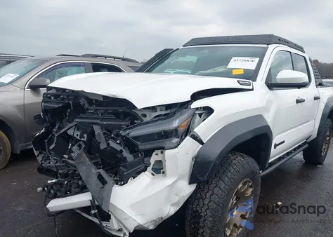 2024 Toyota Tacoma Hybrid Trailhunter из США, поврежденный, VIN 3TYLF5LN5RT010215